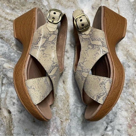 Dansko Jacinda Taupe Snake Wedge Sandal Women's EU 40 - Picture 13 of 13